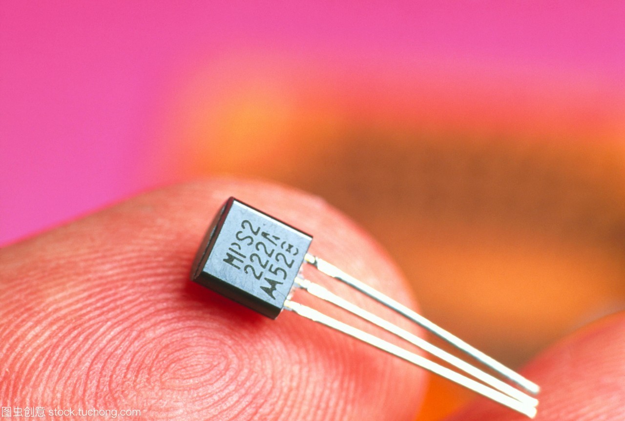 晶體管。上世紀(jì)90年代末的晶體管依賴于指尖。晶體管在電子設(shè)備中有許多用途,包括電信號和信號處理。晶體管有三根連接在它們上的電線&mdash;&mdash;稱為底座,收集器和發(fā)射器。這些都附著在半導(dǎo)體的節(jié)離子上,在晶體管中有精確的雜質(zhì)來決定它們的電性。從發(fā)射極到集熱器的電流放大是由基極電壓決定的。晶體管允許電子計算機(jī)的微型化。第一個晶體管發(fā)明于1947年12月23日,由巴丁,布爾獲得和肖克利發(fā)明。